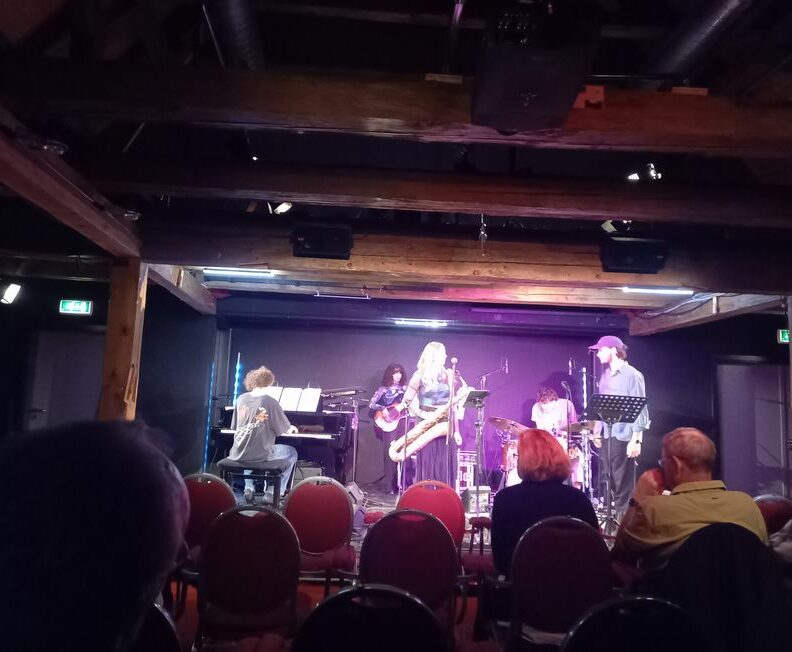 Junge Musiker*innen aus drei Kontinenten: Das Linda Scharnagl International Quintet im Altstadttheater