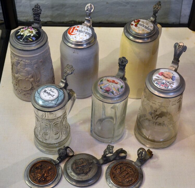 Porzellanmedaillons auf Bierkrugdeckeln – Ausstellung im Jura Bauernhofmuseum Hofstetten