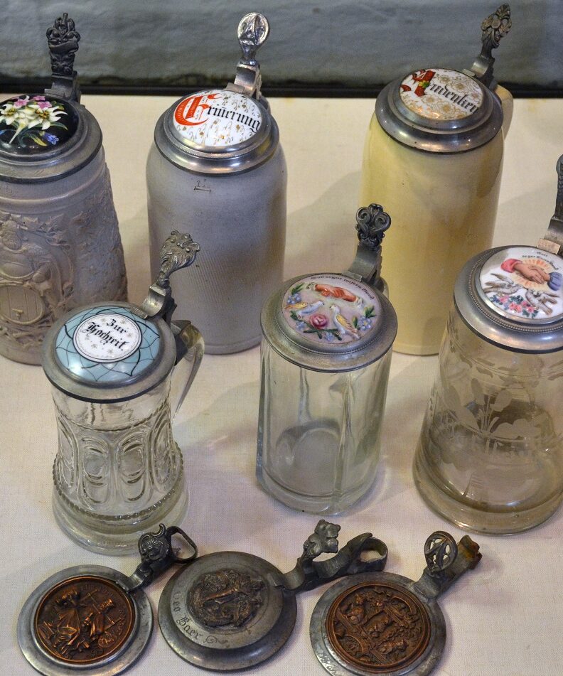 Porzellanmedaillons auf Bierkrugdeckeln – Ausstellung im Jura Bauernhofmuseum Hofstetten
