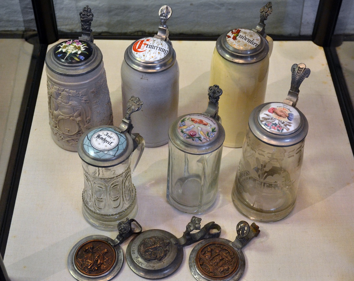 Porzellanmedaillons auf Bierkrugdeckeln – Ausstellung im Jura Bauernhofmuseum Hofstetten
