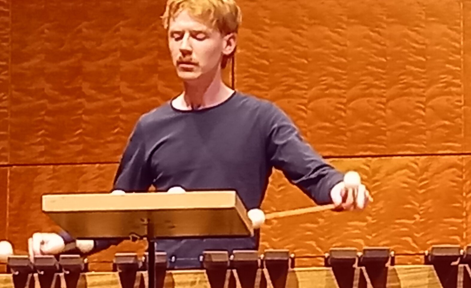 Percussionist Maximilian Wolfgang Schwarz überzeugte mit Eigenkompositionen beim Wettbewerbskonzert des Konzertvereins