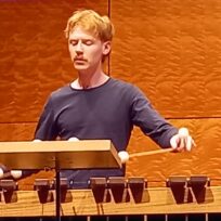 Percussionist Maximilian Wolfgang Schwarz überzeugte mit Eigenkompositionen beim Wettbewerbskonzert des Konzertvereins