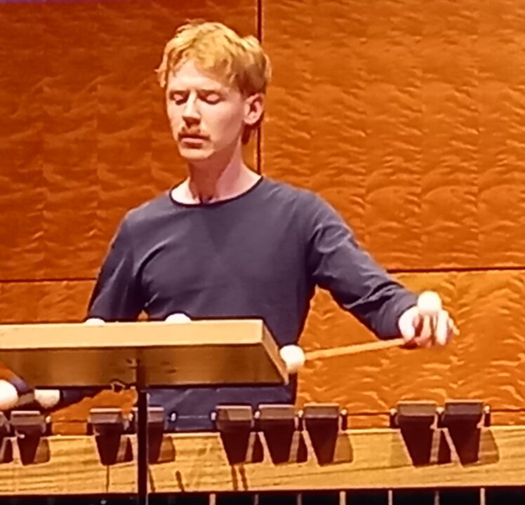 Percussionist Maximilian Wolfgang Schwarz überzeugte mit Eigenkompositionen beim Wettbewerbskonzert des Konzertvereins