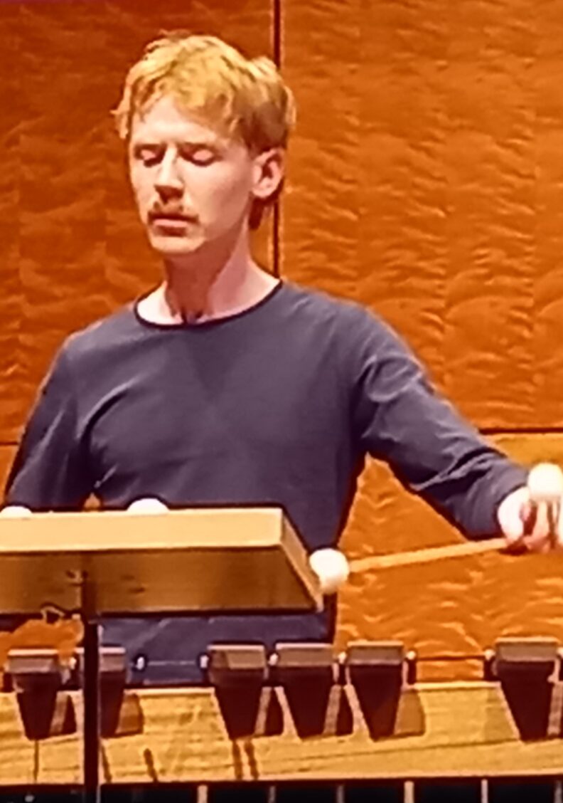 Percussionist Maximilian Wolfgang Schwarz überzeugte mit Eigenkompositionen beim Wettbewerbskonzert des Konzertvereins