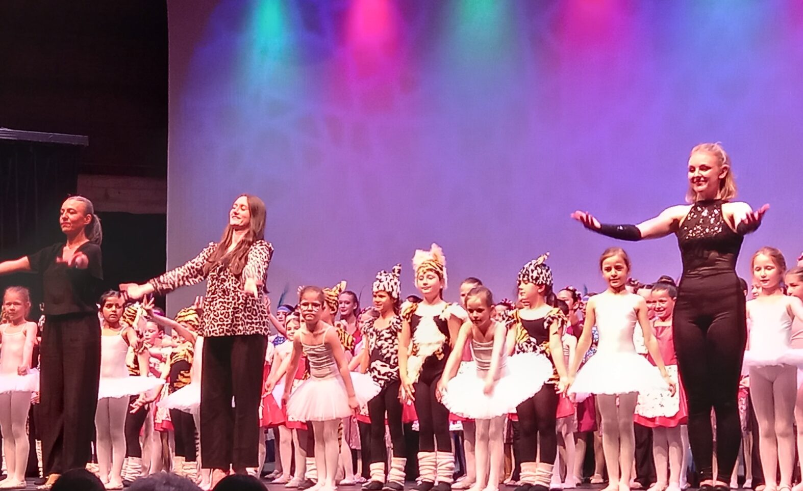 120 Kinder und Jugendliche in Heike Fischers Tanz-Zirkus mit Ballett und Jazzdance