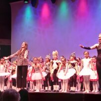 120 Kinder und Jugendliche in Heike Fischers Tanz-Zirkus mit Ballett und Jazzdance