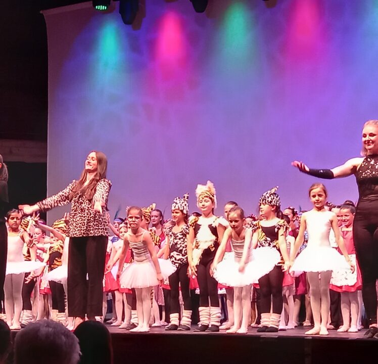 120 Kinder und Jugendliche in Heike Fischers Tanz-Zirkus mit Ballett und Jazzdance