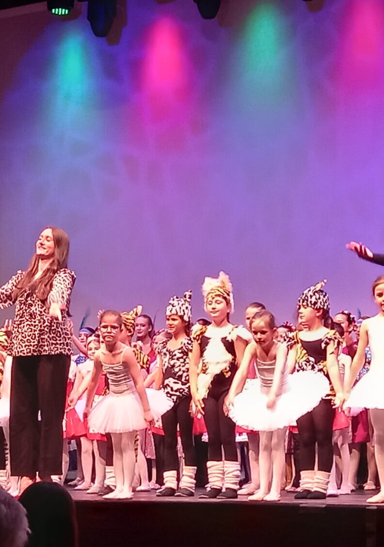120 Kinder und Jugendliche in Heike Fischers Tanz-Zirkus mit Ballett und Jazzdance