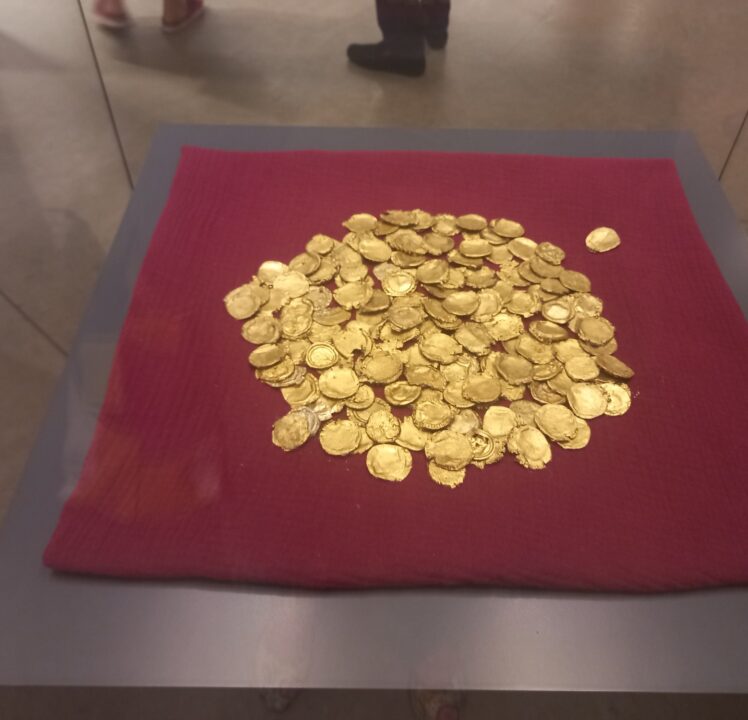 „vierSCHICHTIG“ . Sonderausstellung Kunst und Archäologie im kelten römer museum Manching