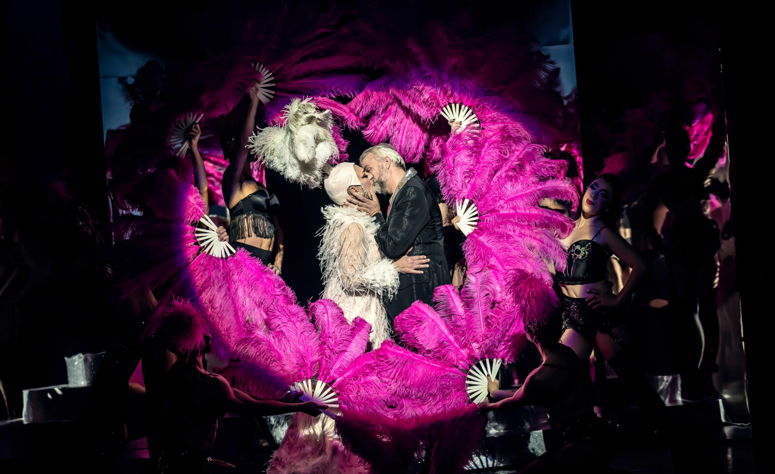 Schillernder Glamour und zarte Gefühle: Der Musicalklassiker „La Cage aux Folles“ als fulminantes letztes Gastspiel am Stadttheater Ingolstadt