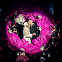 Schillernder Glamour und zarte Gefühle: Der Musicalklassiker „La Cage aux Folles“ als fulminantes letztes Gastspiel am Stadttheater Ingolstadt