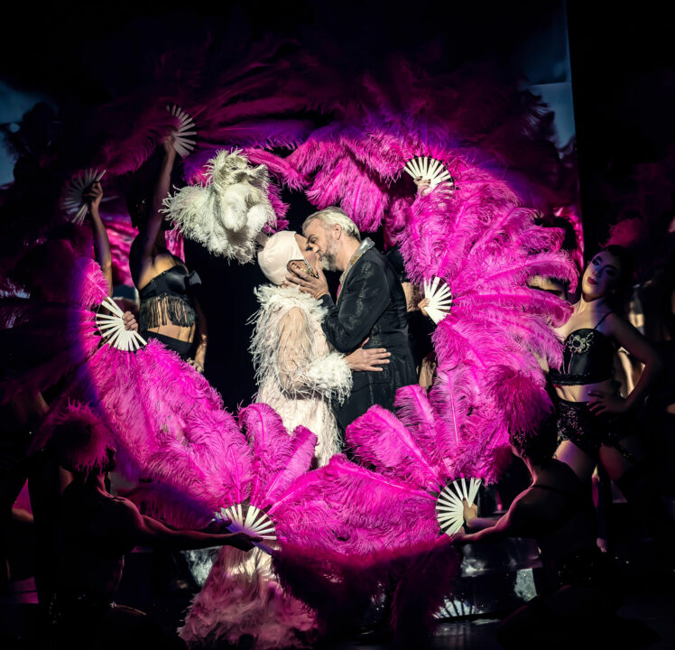 Schillernder Glamour und zarte Gefühle: Der Musicalklassiker „La Cage aux Folles“ als fulminantes letztes Gastspiel am Stadttheater Ingolstadt