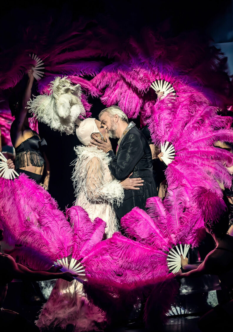 Schillernder Glamour und zarte Gefühle: Der Musicalklassiker „La Cage aux Folles“ als fulminantes letztes Gastspiel am Stadttheater Ingolstadt