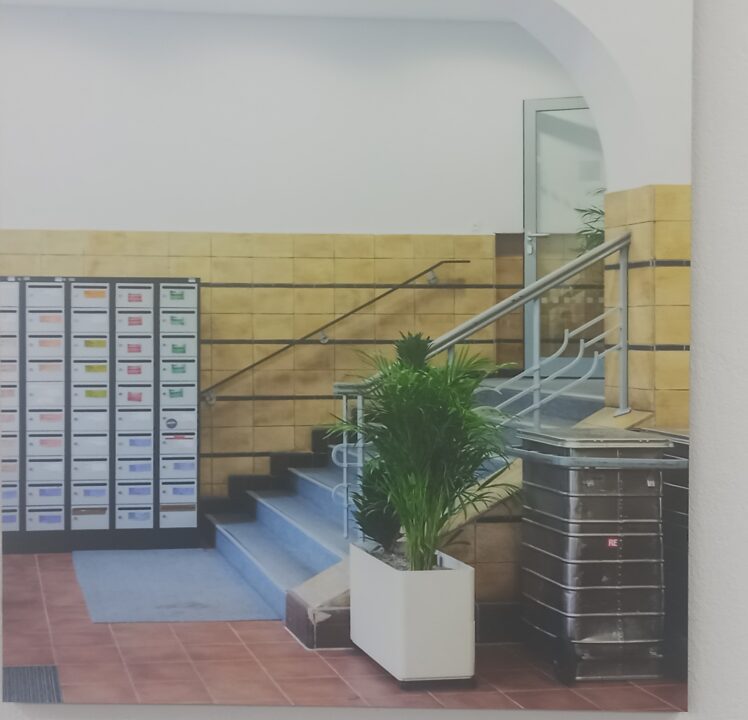 im Kunstverein nur noch bis 14.6.: Laura Michèle Kniesel zeigt Fotos zu Orten des Kulturbetriebs / 1
