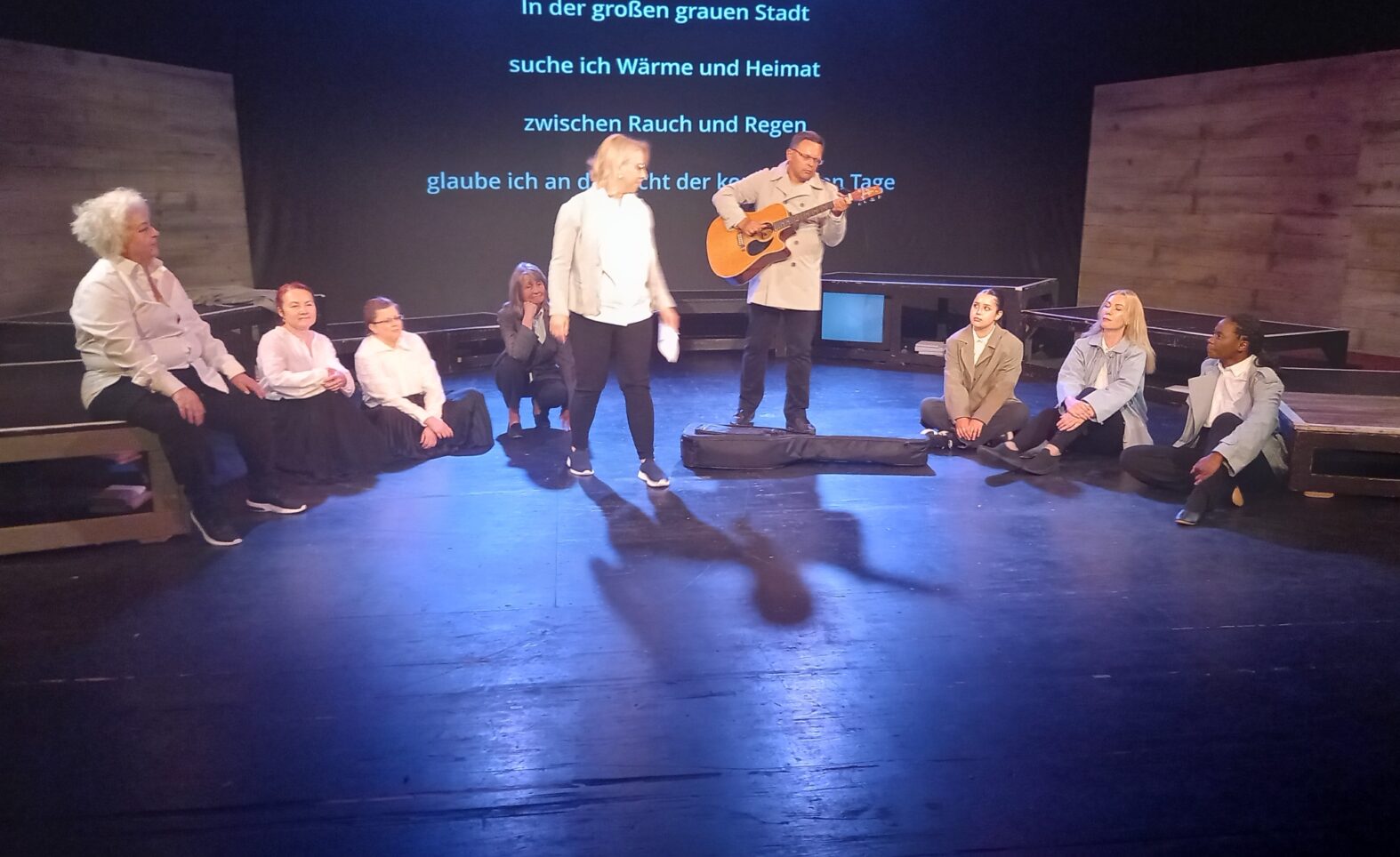 Spielclub des Stadttheaters mit DIY-Opera „Stadt der Schatten“