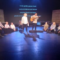 Spielclub des Stadttheaters mit DIY-Opera „Stadt der Schatten“