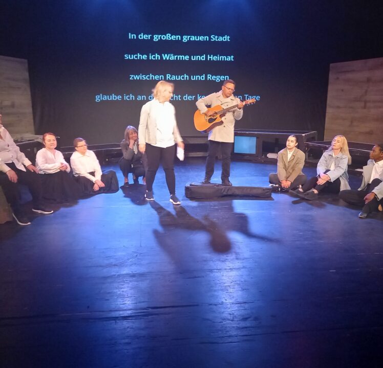 Spielclub des Stadttheaters mit DIY-Opera „Stadt der Schatten“