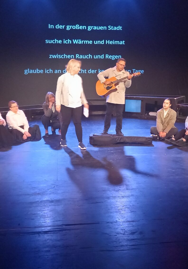 Spielclub des Stadttheaters mit DIY-Opera „Stadt der Schatten“
