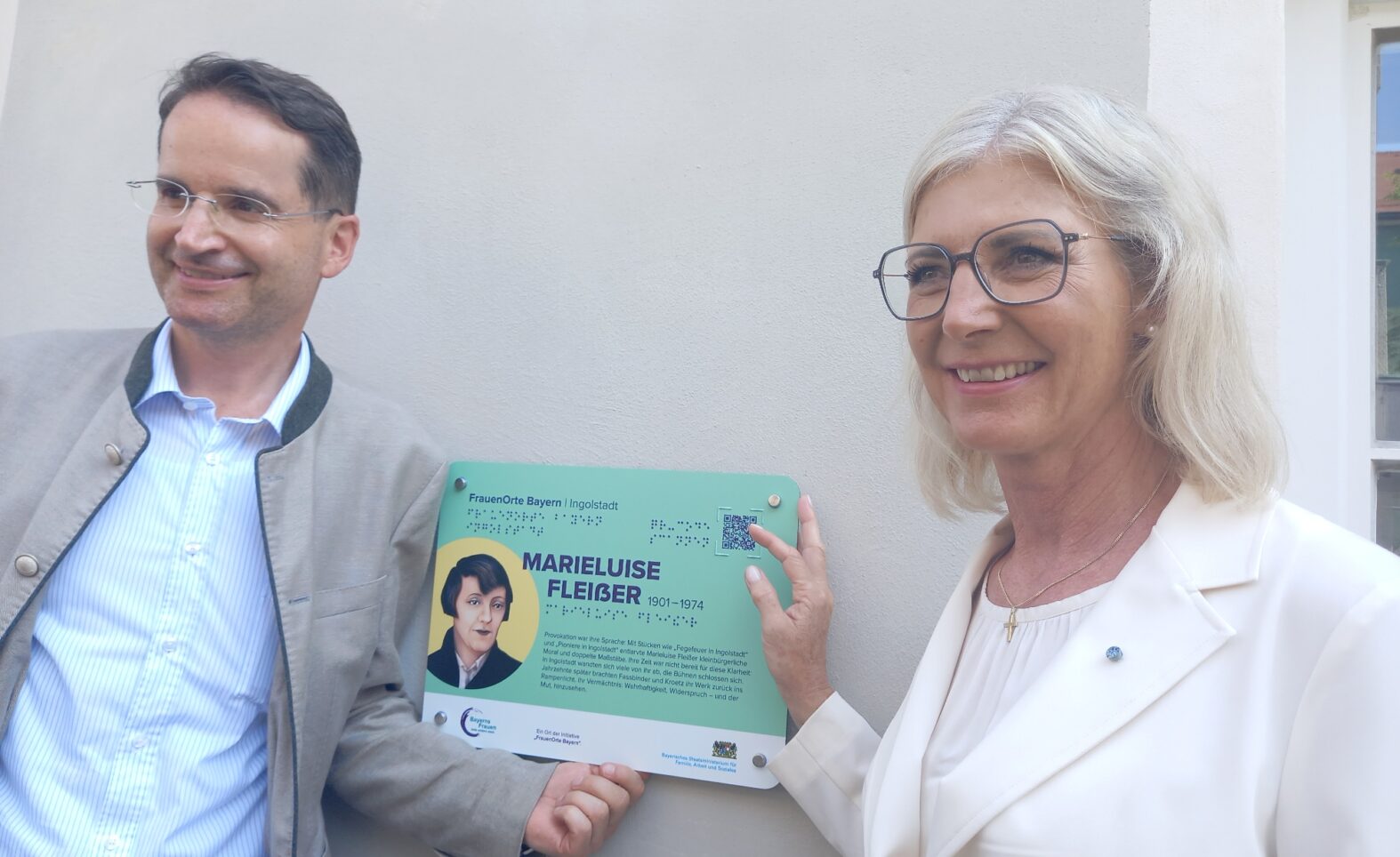 Plakette „FrauenOrtBayern“ am Fleißerhaus