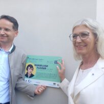 Plakette „FrauenOrtBayern“ am Fleißerhaus
