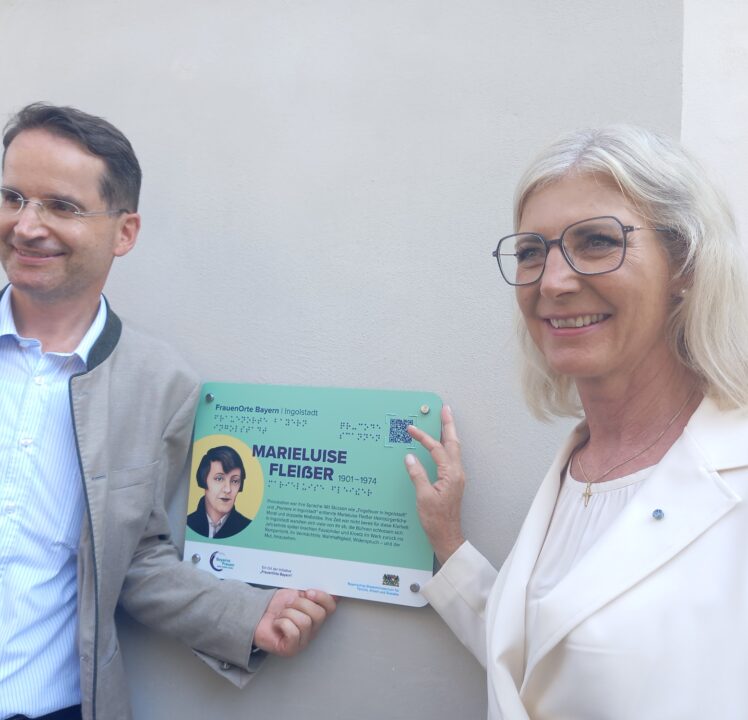 Plakette „FrauenOrtBayern“ am Fleißerhaus