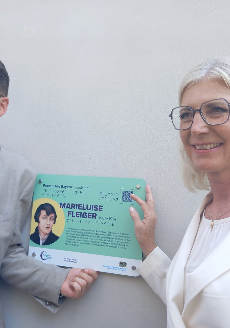 Plakette „FrauenOrtBayern“ am Fleißerhaus