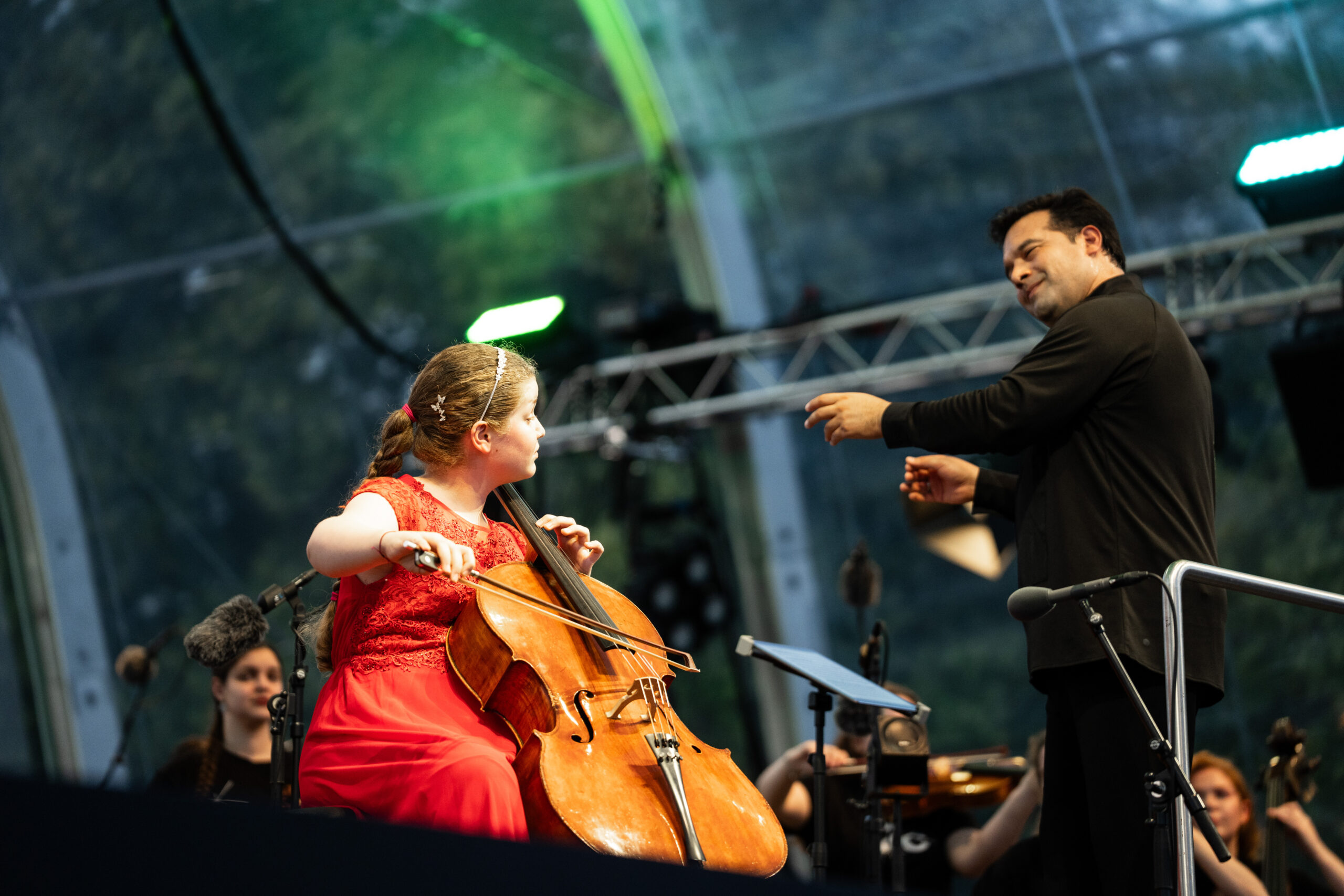 Musikalische Schwanenflüge: Das Baltic Sea Philharmonic und Cellistin Charlotte Melkonian beim zweiten Open Air der Audi Sommerkonzerte