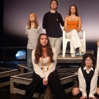 Jugendspielclub am 4.7. mit „Ein Stuhl, eine Bühne, viele Geschichten“ im Kleinen Haus des Stadttheaters