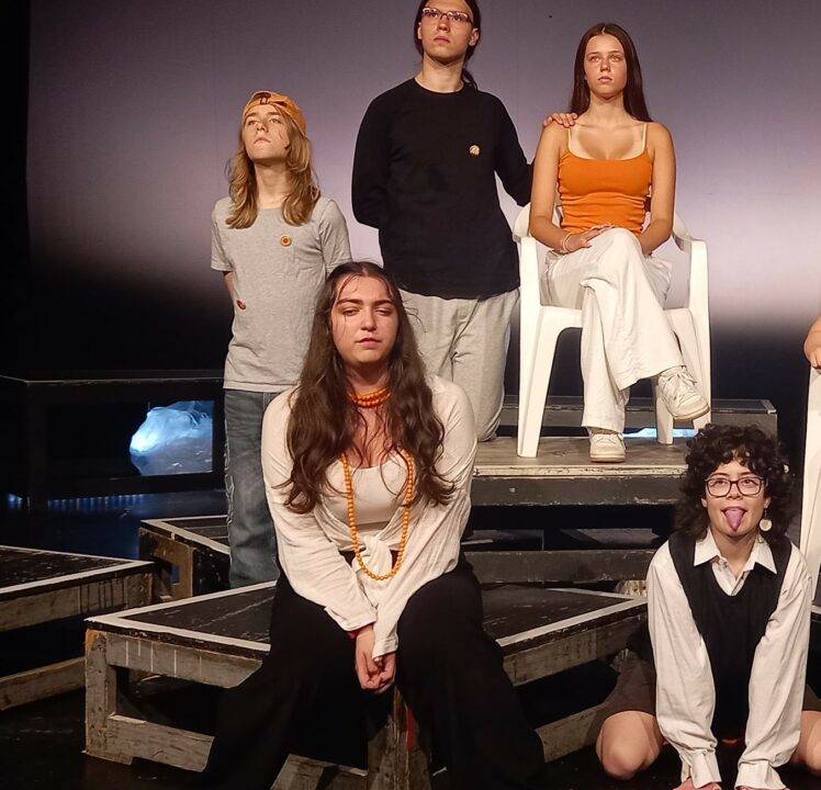 Jugendspielclub am 4.7. mit „Ein Stuhl, eine Bühne, viele Geschichten“ im Kleinen Haus des Stadttheaters