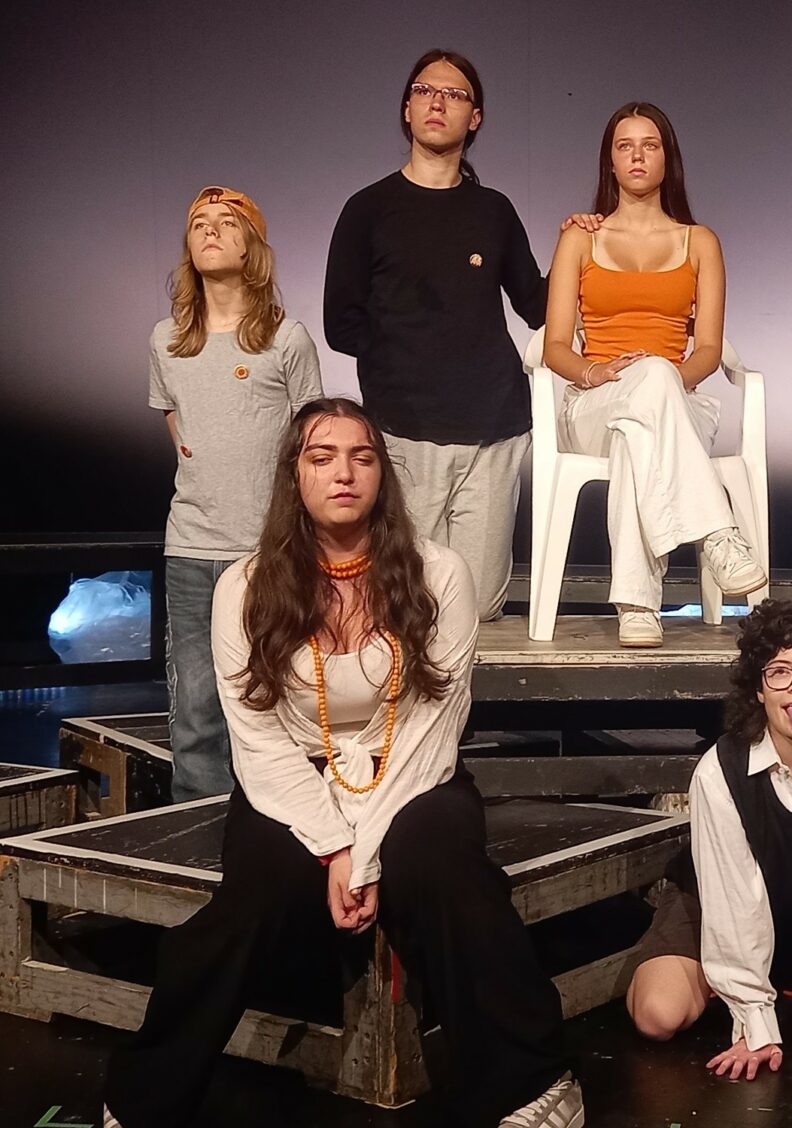 Jugendspielclub am 4.7. mit „Ein Stuhl, eine Bühne, viele Geschichten“ im Kleinen Haus des Stadttheaters