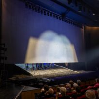 Das Theater spricht nach 30 Jahren – und das „Phönixvogelherz“ blutet