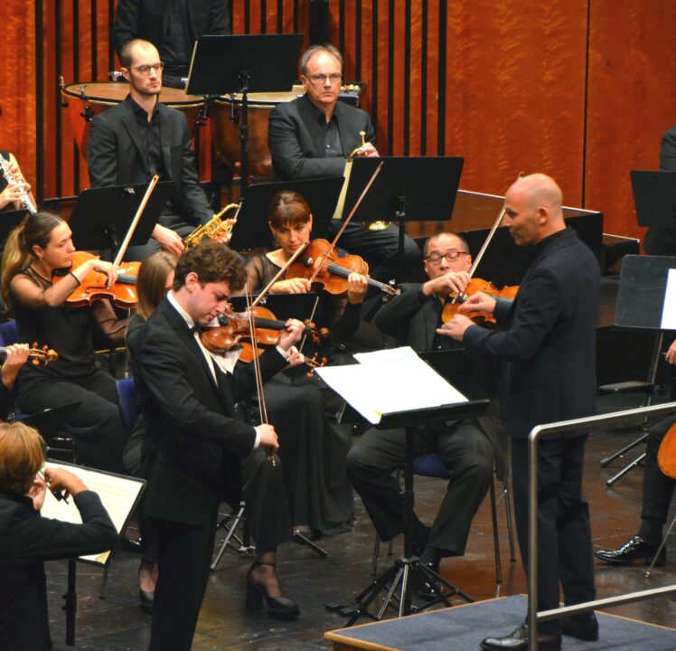 Glanzvoller Saisonstart der Kammerphilharmonie IN im voll besetzten Theaterfestsaal