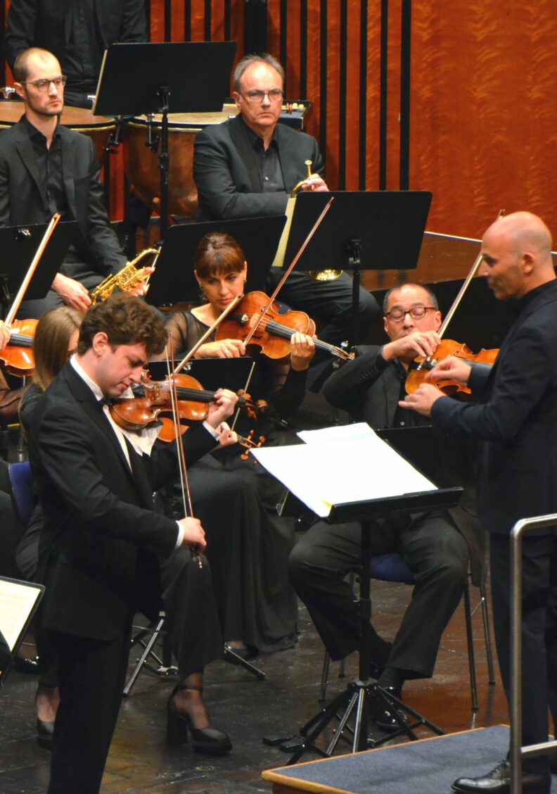 Glanzvoller Saisonstart der Kammerphilharmonie IN im voll besetzten Theaterfestsaal