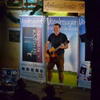 „Auf geht’s!“: Bayerisches Musikkabarett mit dem Vogelmayer in Biberg