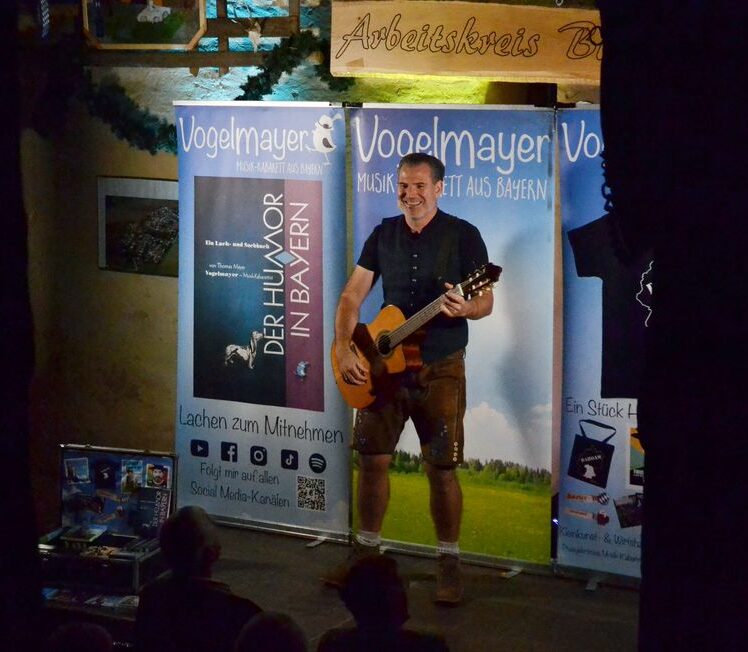 „Auf geht’s!“: Bayerisches Musikkabarett mit dem Vogelmayer in Biberg