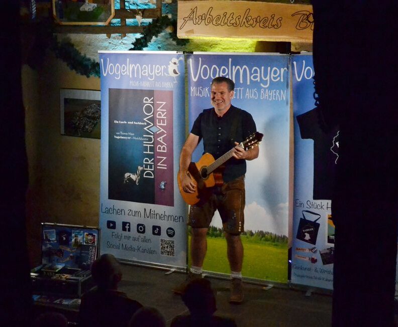 „Auf geht’s!“: Bayerisches Musikkabarett mit dem Vogelmayer in Biberg