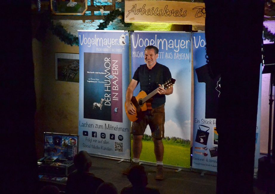 „Auf geht’s!“: Bayerisches Musikkabarett mit dem Vogelmayer in Biberg