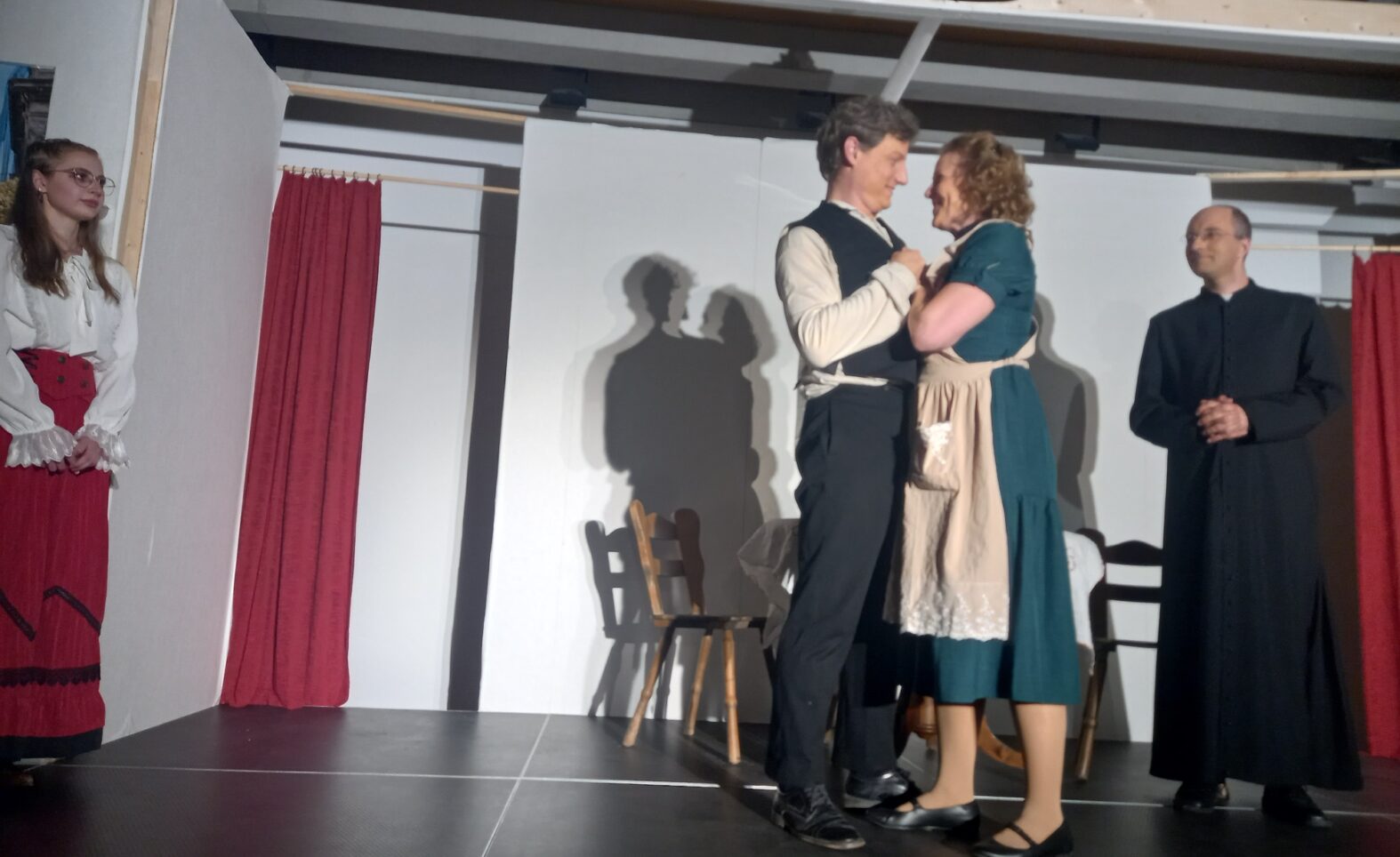 Theatergruppe „Szenenwechsel“ spielt „Das Haus von Montevideo“ in Wettstetten