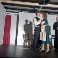 Theatergruppe „Szenenwechsel“ spielt „Das Haus von Montevideo“ in Wettstetten