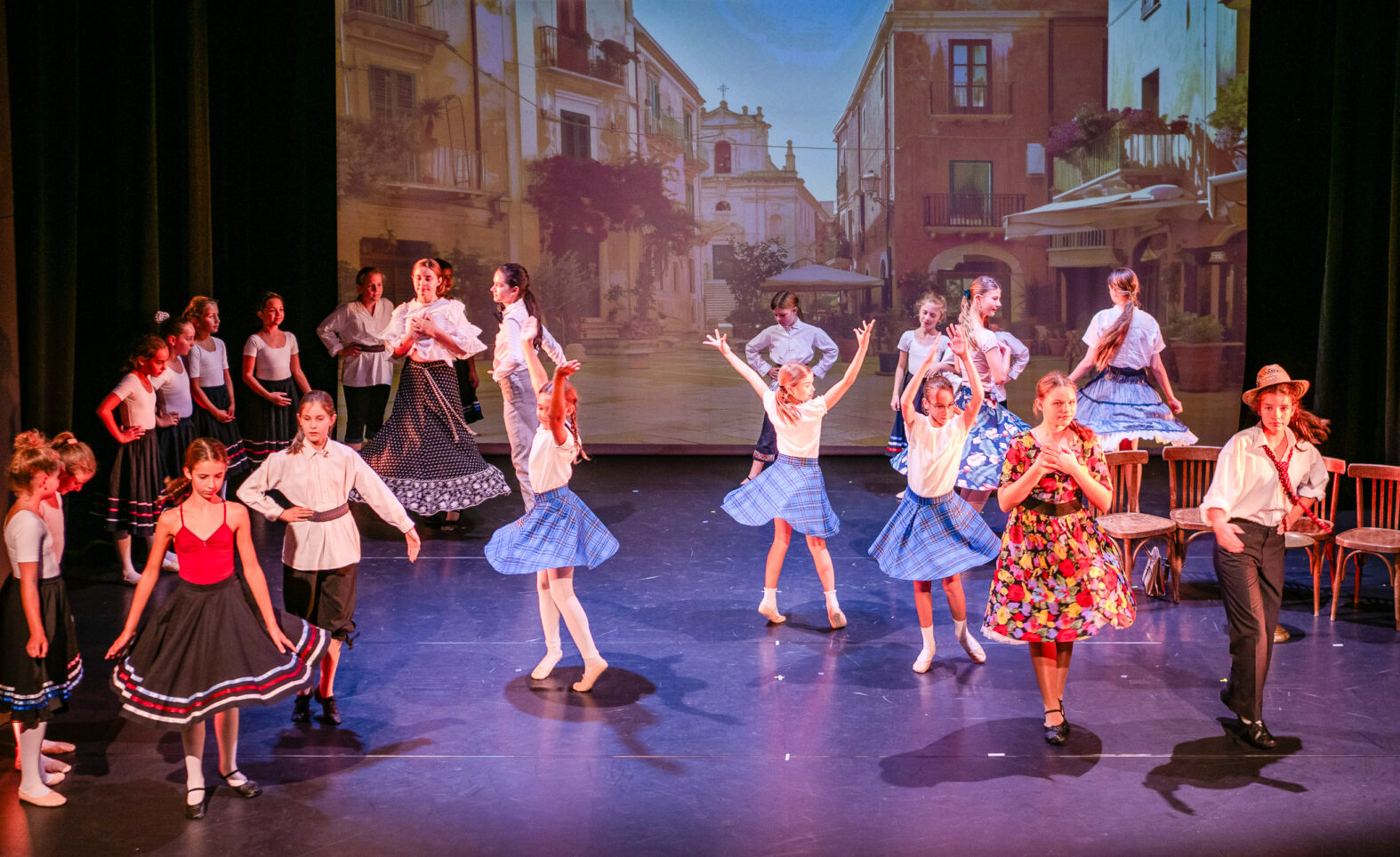 Hinreißende Tanztheater-Collage „Reisen!“ in Neuburg