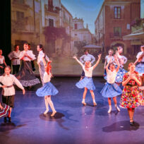 Hinreißende Tanztheater-Collage „Reisen!“ in Neuburg