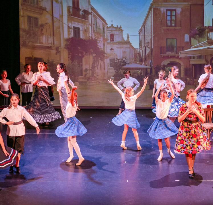 Hinreißende Tanztheater-Collage „Reisen!“ in Neuburg