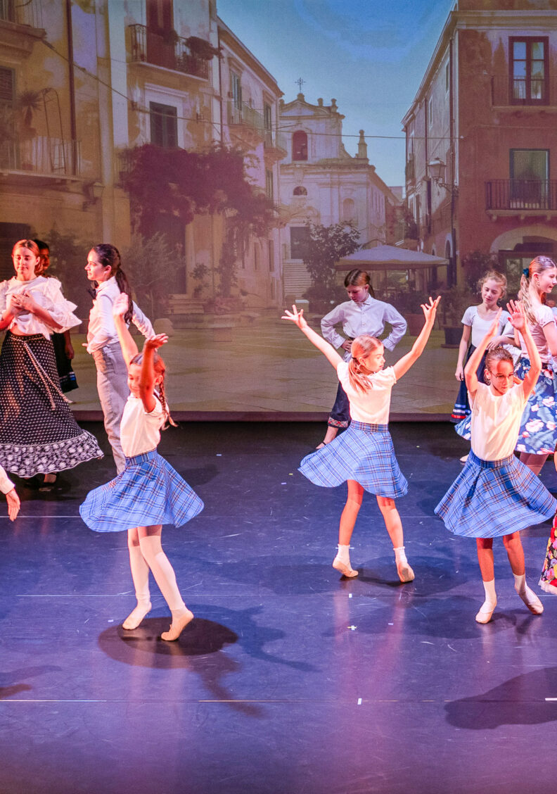 Hinreißende Tanztheater-Collage „Reisen!“ in Neuburg