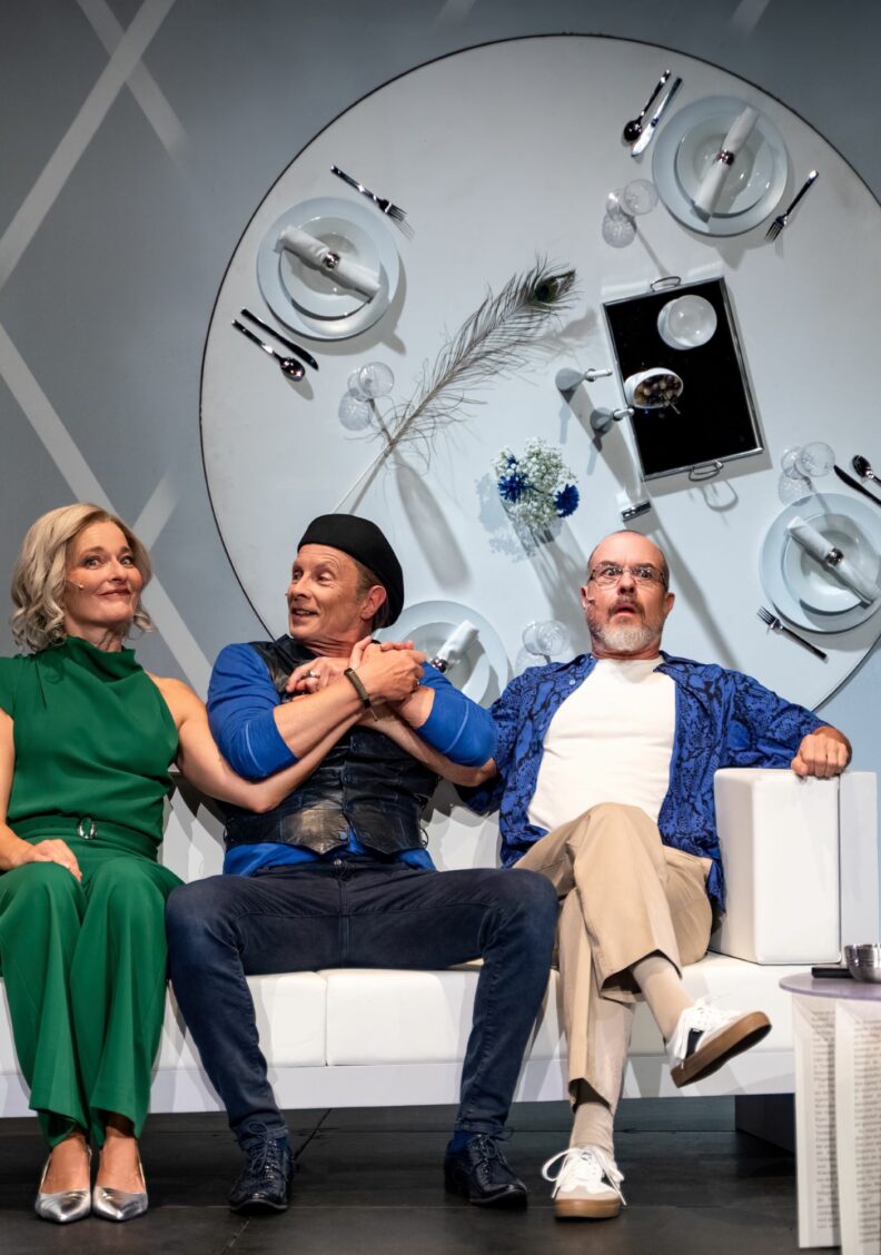 Freundschaft Adieu: „Das Abschiedsdinner“ versüßt Umzug ins Theater am Glacis