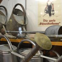 Gießkannen-Ausstellung im Jura-Bauernhofmuseum in Hofstetten