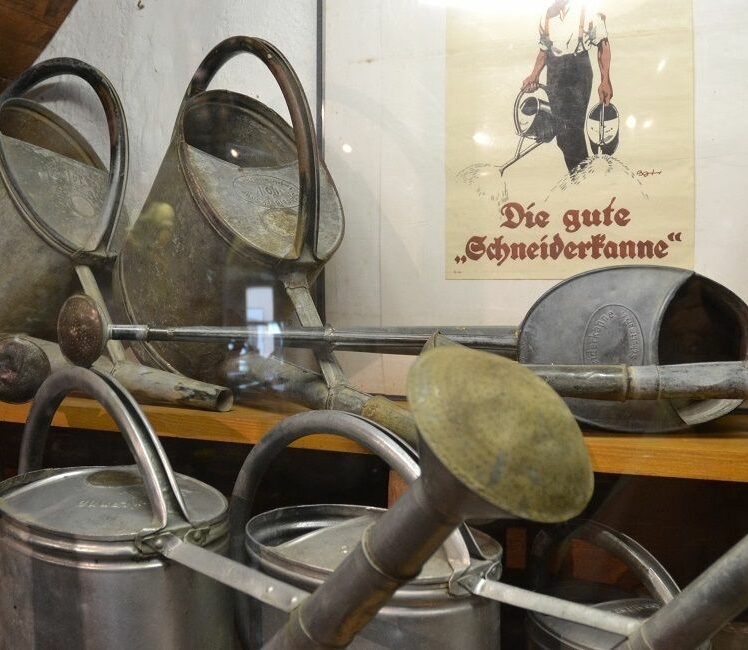 Gießkannen-Ausstellung im Jura-Bauernhofmuseum in Hofstetten