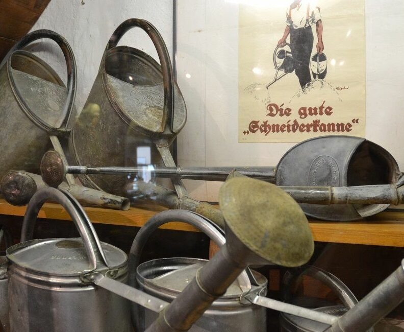 Gießkannen-Ausstellung im Jura-Bauernhofmuseum in Hofstetten