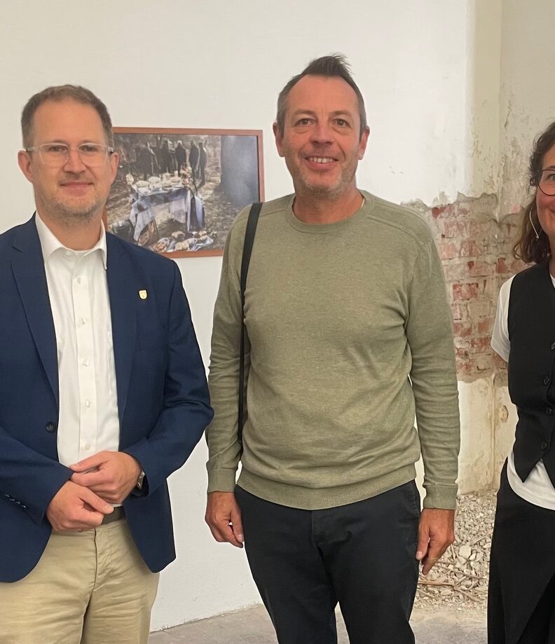„Im Osten“: Sehenswerte Ausstellung von Florian Bachmeier in Neuburg